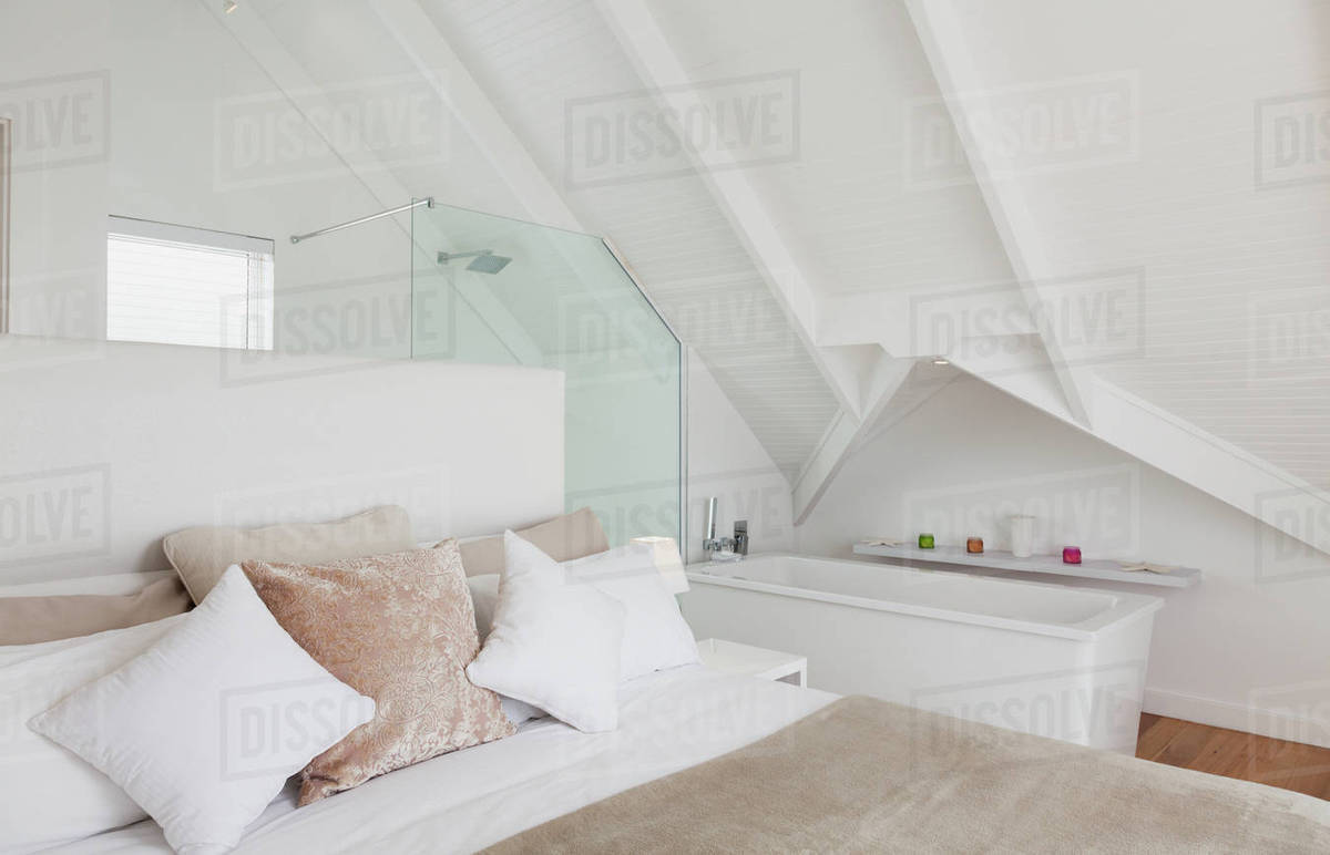 Vaulted Ceiling Over Bedroom With En Suite Bathroom Stock Photo