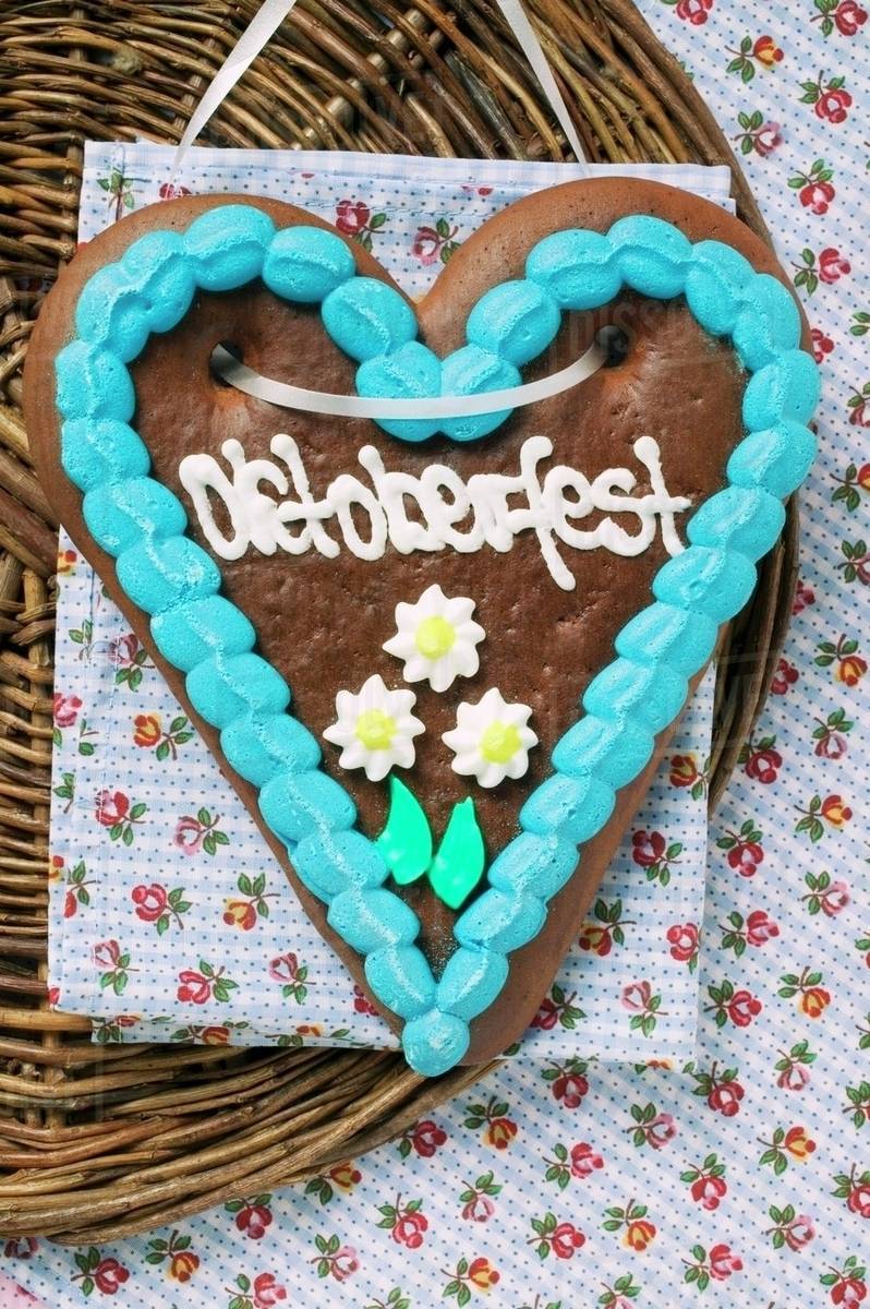 Lebkuchen heart for Oktoberfest (overhead view) - Stock Photo - Dissolve