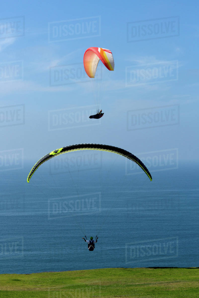 USA, California, San Diego. Hang gliders flying at Torrey Pines