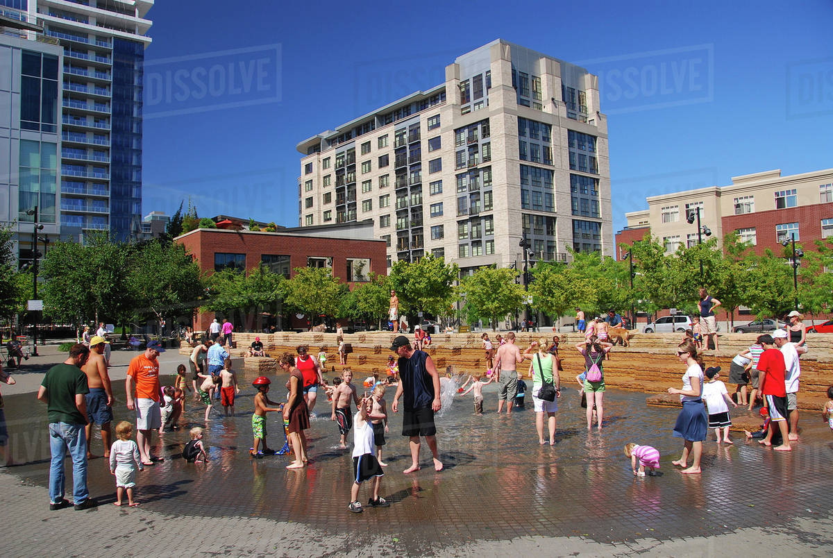 USA, Oregon, Portland. Families gather at Jamison Square Fountain