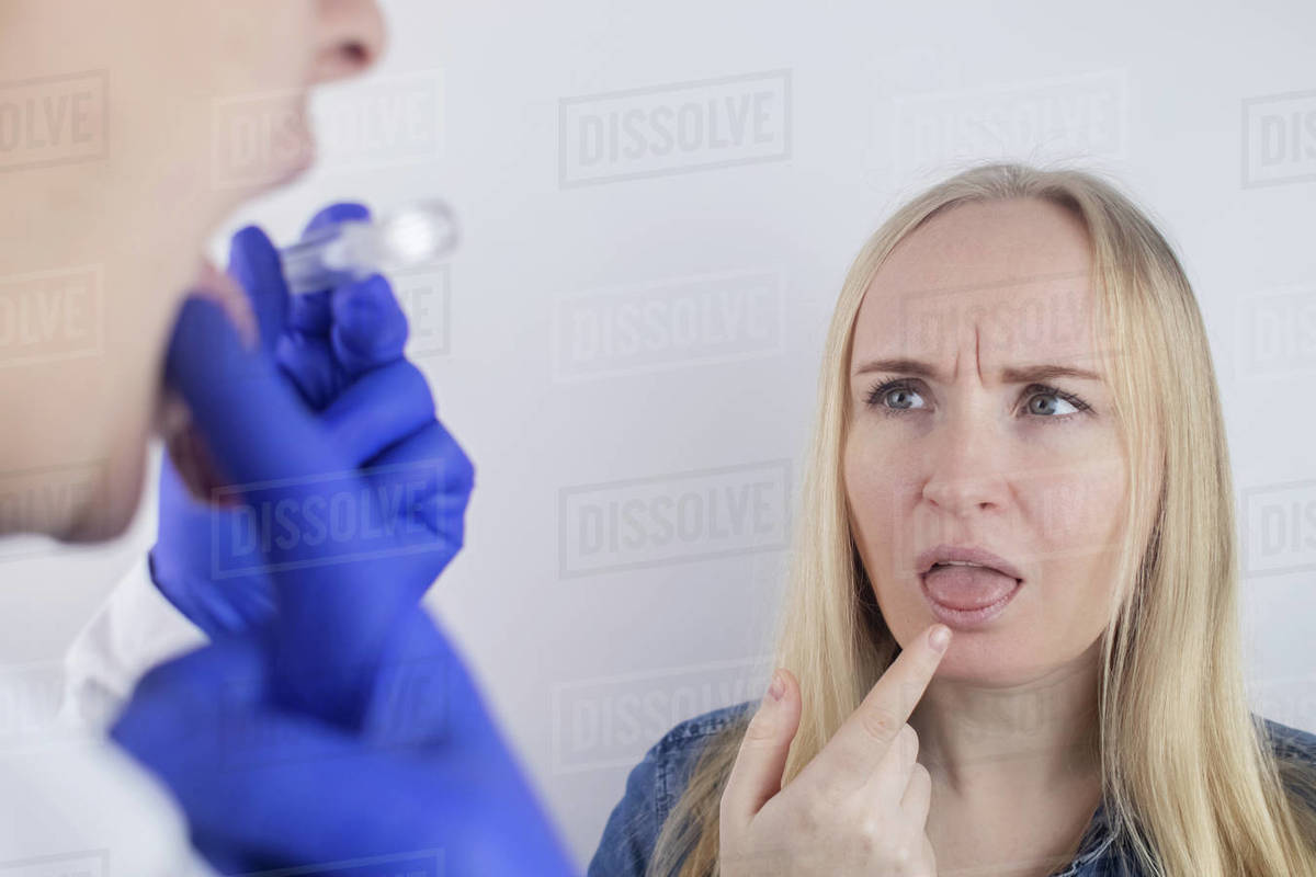 Clean tongue. The doctor teaches the patient how to clean the tongue