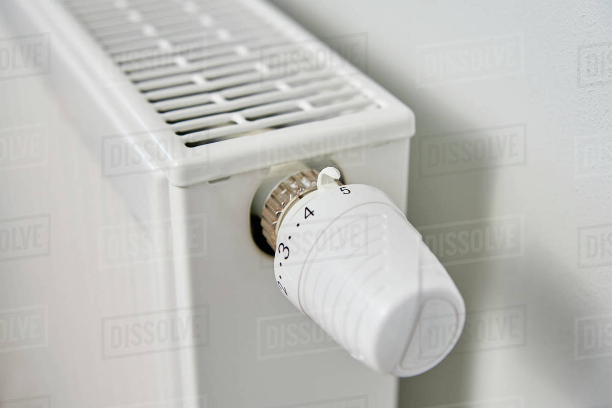 Adjusting temperature on heating radiator thermostat, Turning heat